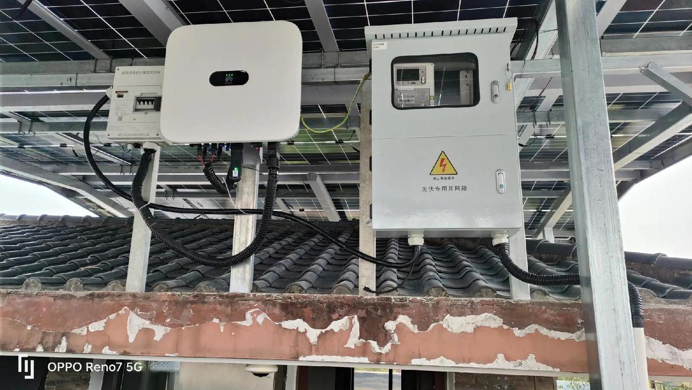 光伏电站现场工业路由器安装在防水箱中的实物图