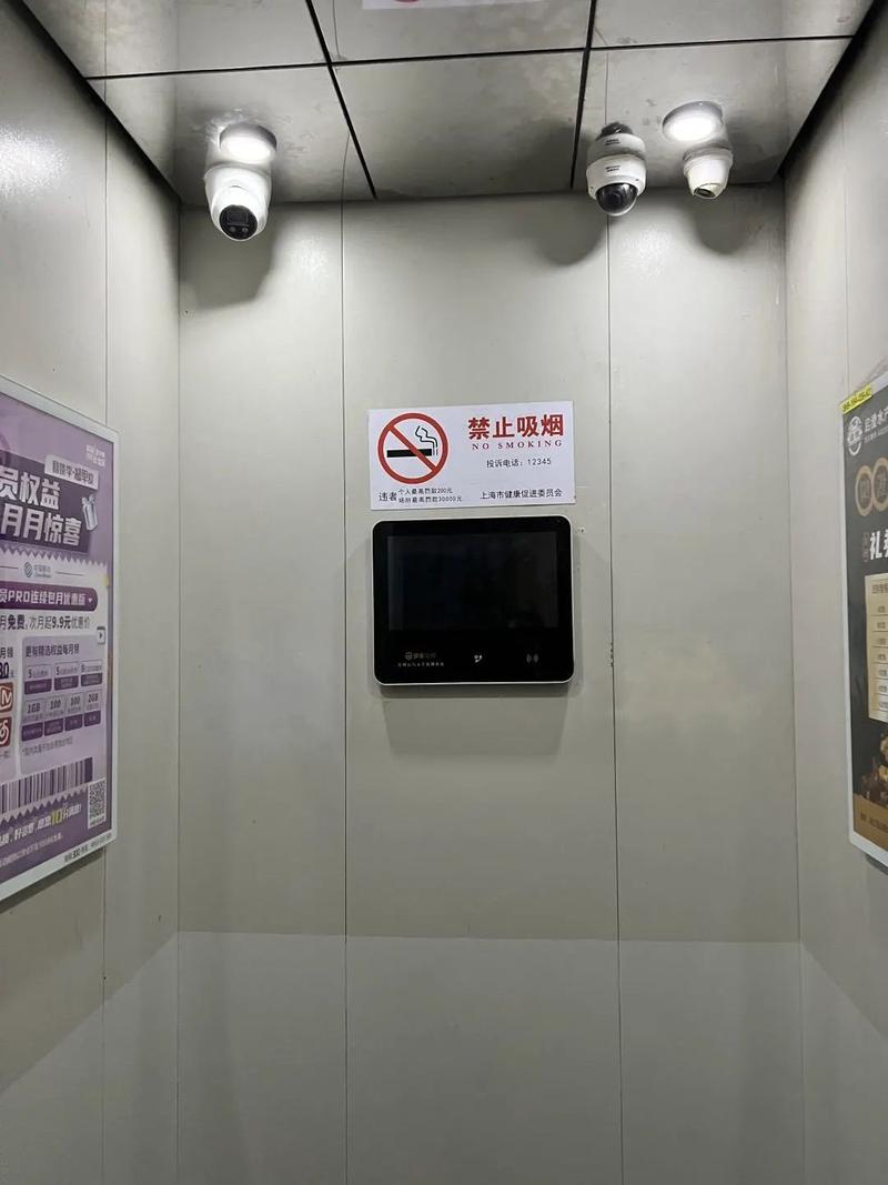 小区电梯内吸烟监控实拍画面