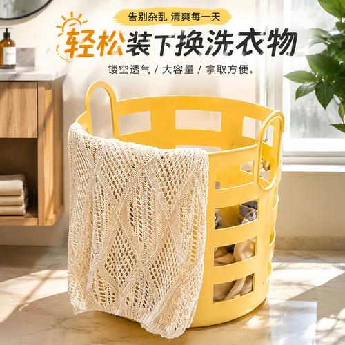 阳台脏衣篮堆满换下来的脏袜子实拍