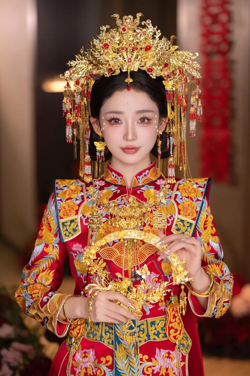 新娘试戴传统凤冠侧影