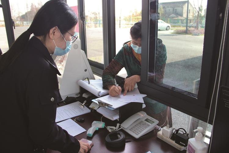 看守所家属送物登记窗口实拍