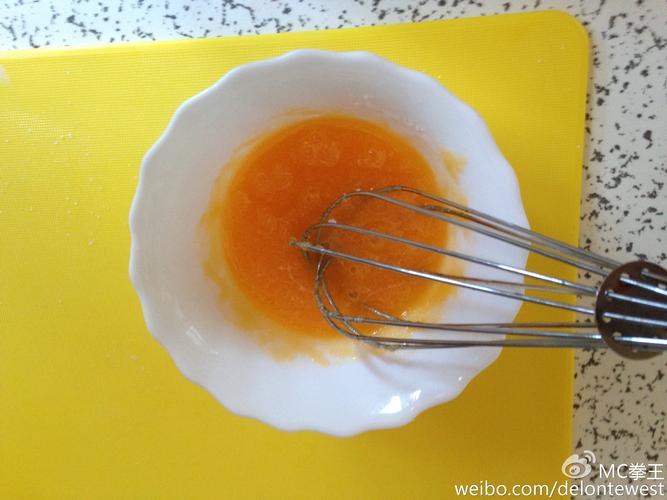 制作冰淇淋蛋黄糊搅拌过程