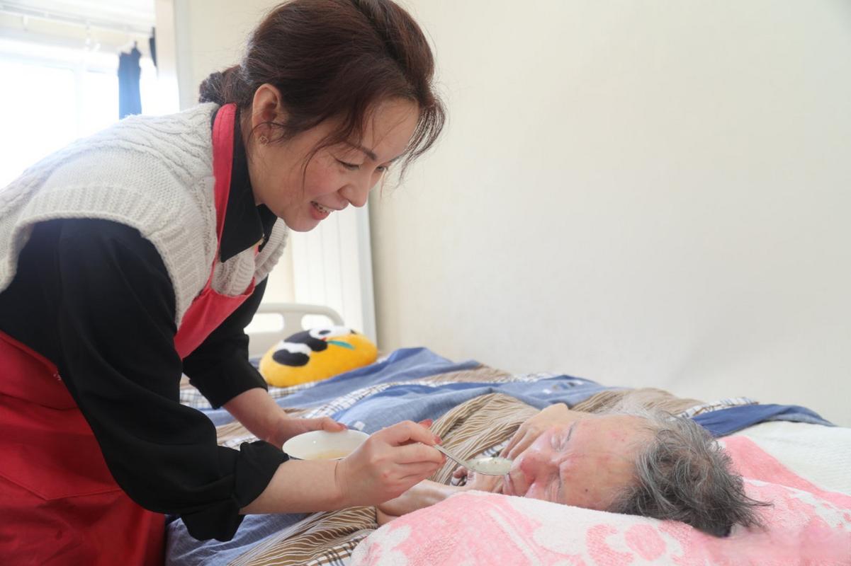 家属帮失能老人清洁口腔实拍图