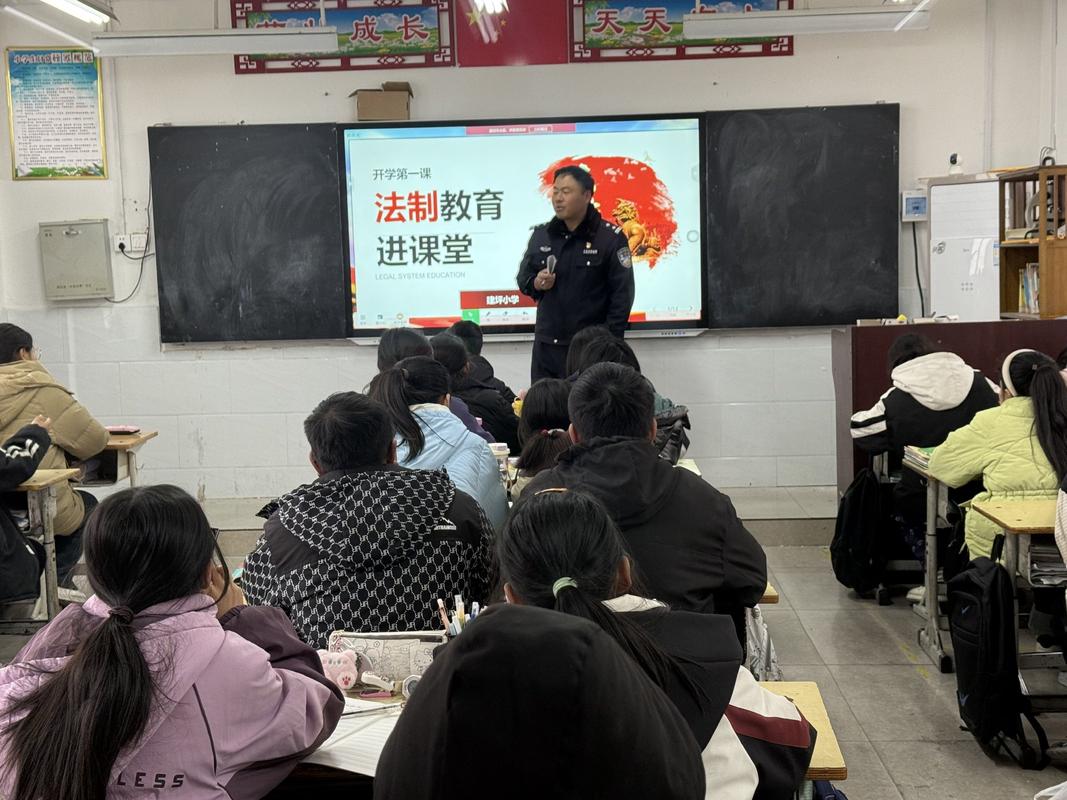 课堂法治教育枯燥讲座学生无精打采特写