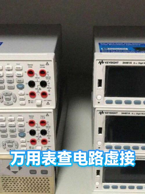 汽修师傅用万用表检测车灯线路虚接