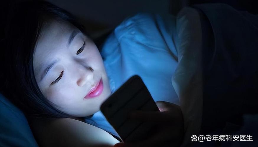 睡前刷短视频刺激大脑兴奋难以入眠