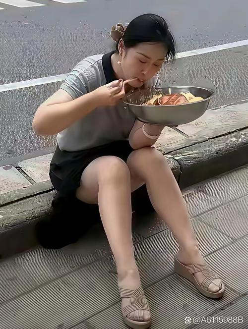职场人下班路上啃烤肠放松情绪的街拍图