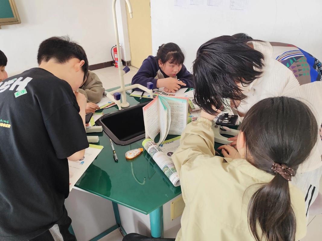 老师展示科学小实验学生好奇围观