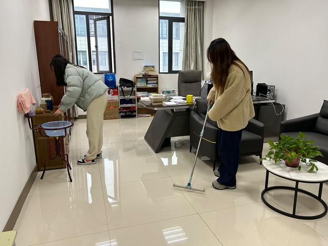 大学生在办公室勤工俭学