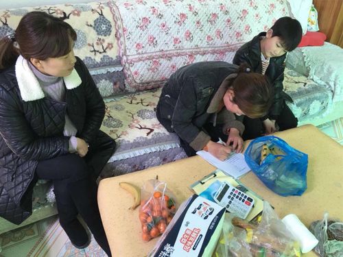 老旧居民楼楼梯间家访教师拎水果