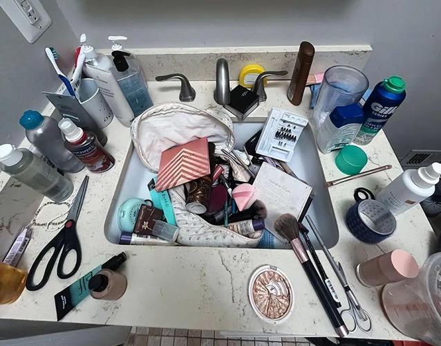 杂乱堆放洗护用品的潮湿洗手台