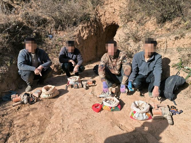 被盗挖破坏的北方山地古遗址现场