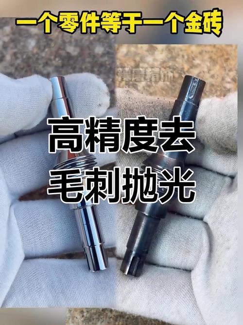 老技工指甲检测精密零件表面毛刺