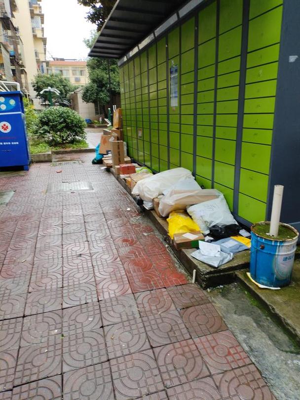 街边干洗店门口装满快递盒的垃圾桶实拍