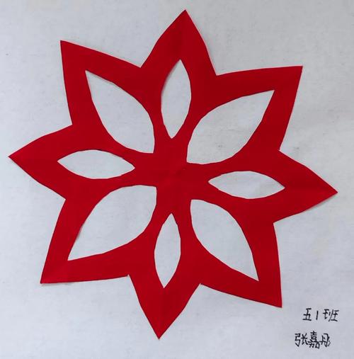 小学生手工课上交的半张撕坏剪纸窗花