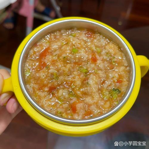 1岁宝宝坐在儿童餐椅上吐粥的实拍图