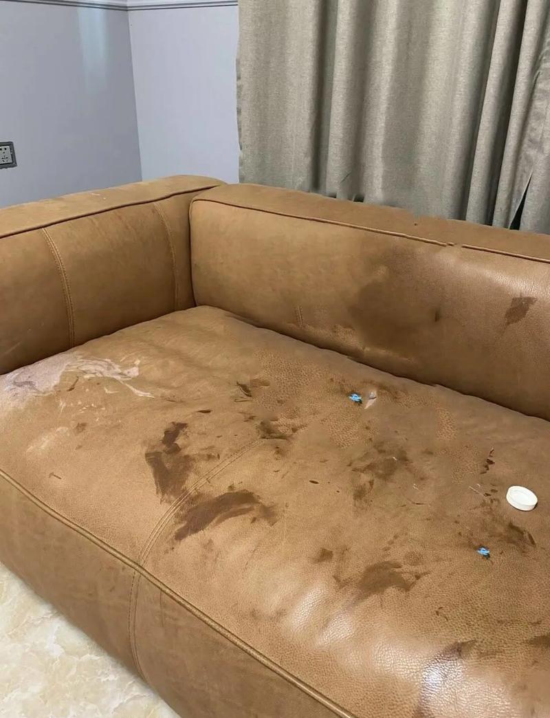 沾了红糖水污渍的奶咖色布艺沙发
