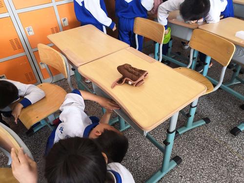 小学生书桌走神切碎橡皮场景
