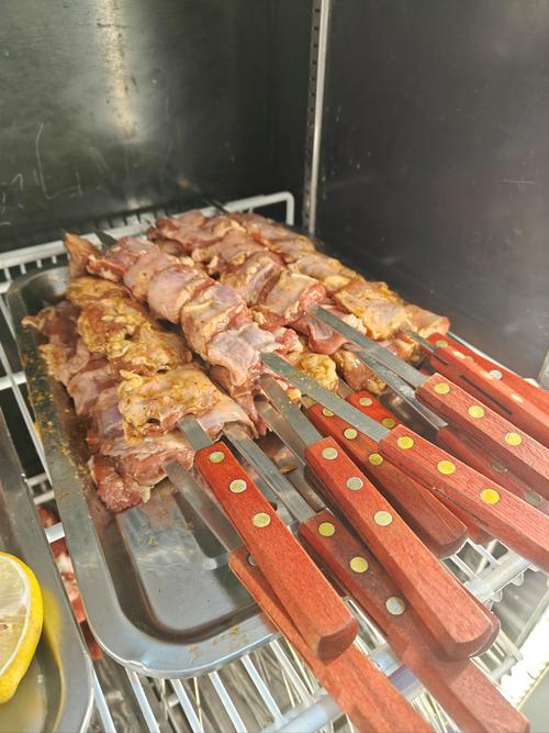 西安西羊市巷口炭烤饦饦馍摞在木板上