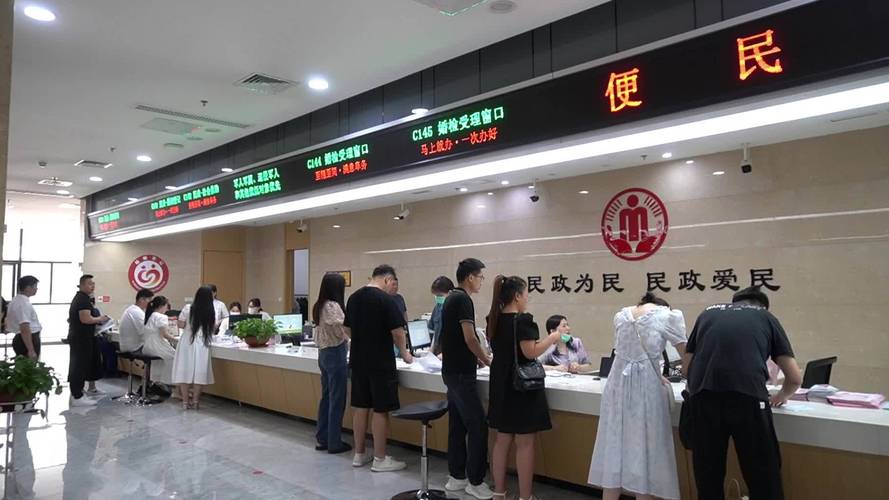 市民政局补办离婚证窗口排队场景