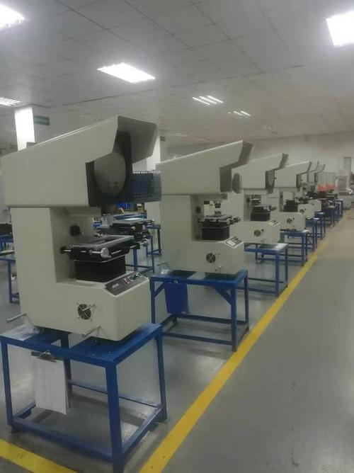 工厂计量室工业投影仪检测冲压工件场景