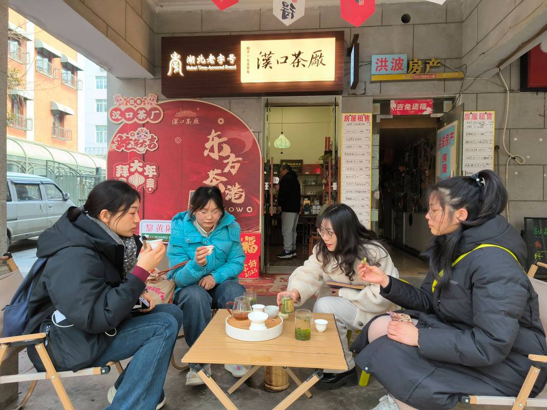 城市老律所门口便民茶摊实景
