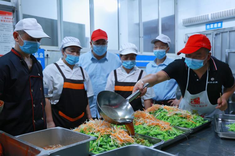 高校老师与企业老板在车间吃盒饭讨论技术方案