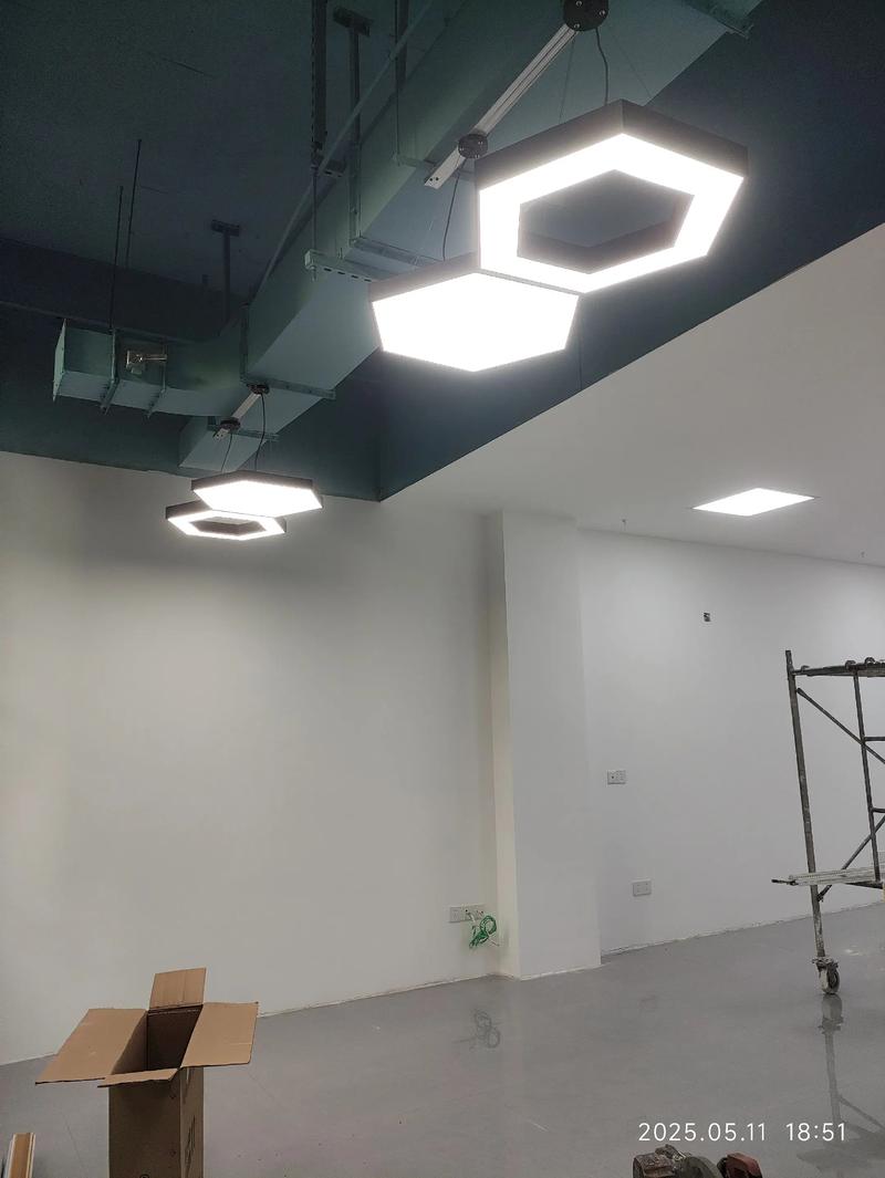 工业风可调色温LED灯具在工厂休息区应用实景