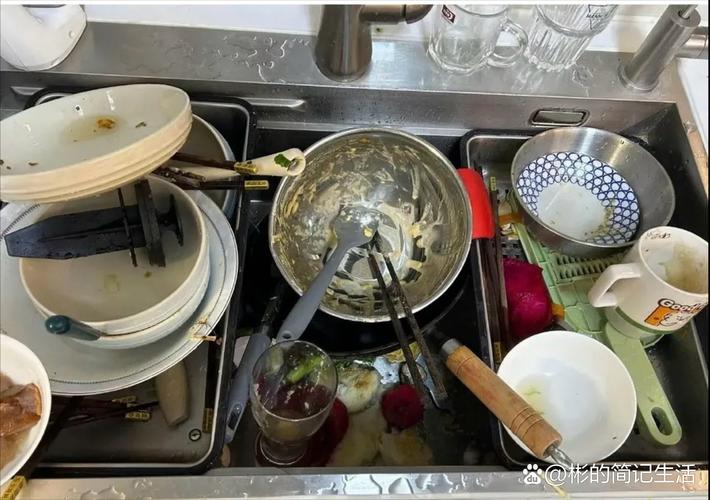 上班族厨房水槽堆着待洗的工作日餐盒