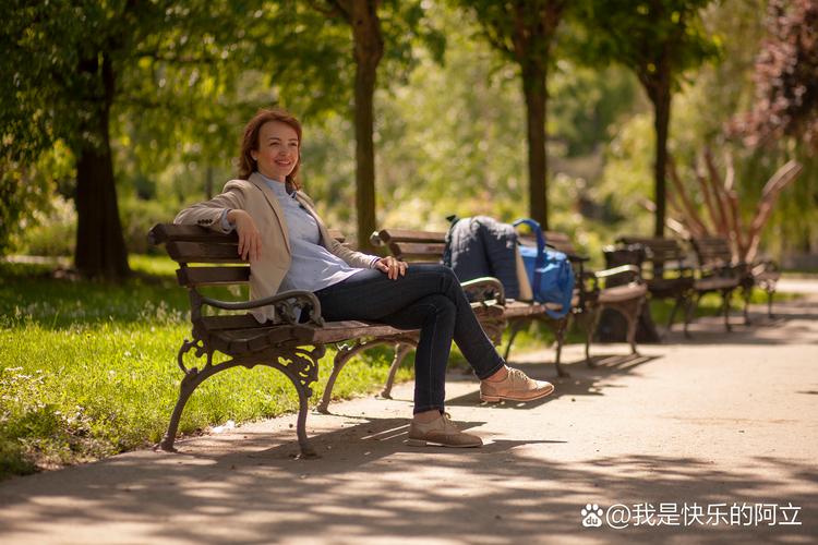 工业职场妈妈下班后公园长椅坐着看风景