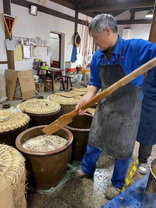 绍兴传统黄酒作坊手工开耙搅拌场景