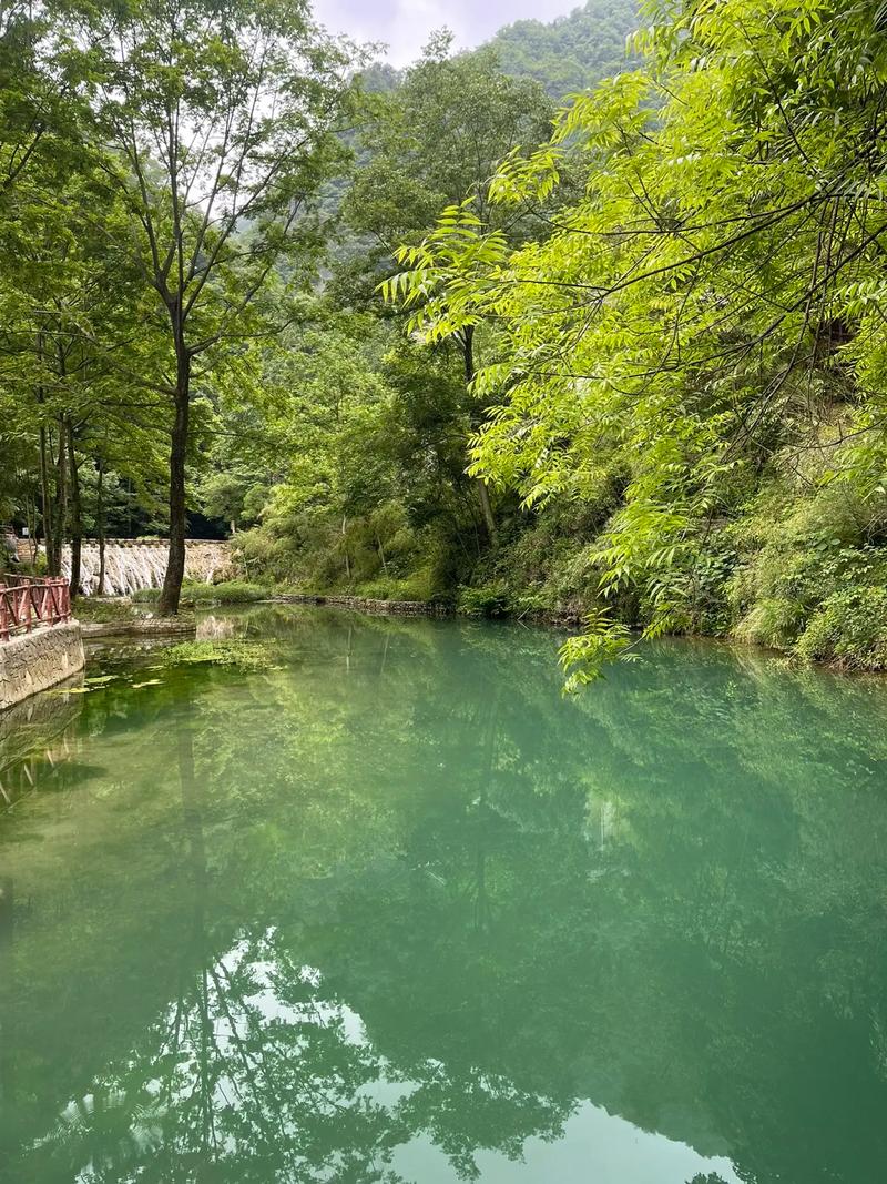 湖北南漳峡门口水库青山碧水夏日远景