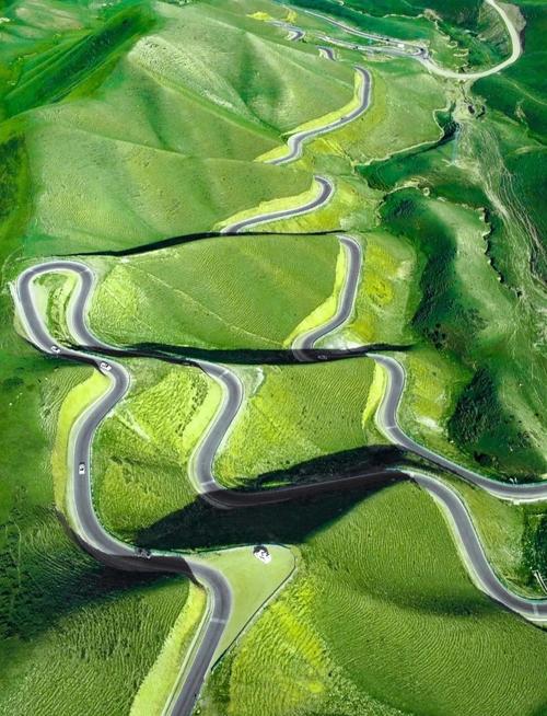 独库公路弯道光影