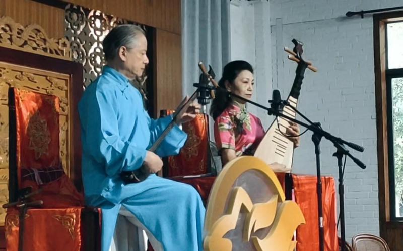 评弹艺人书台演出三弦琵琶伴奏