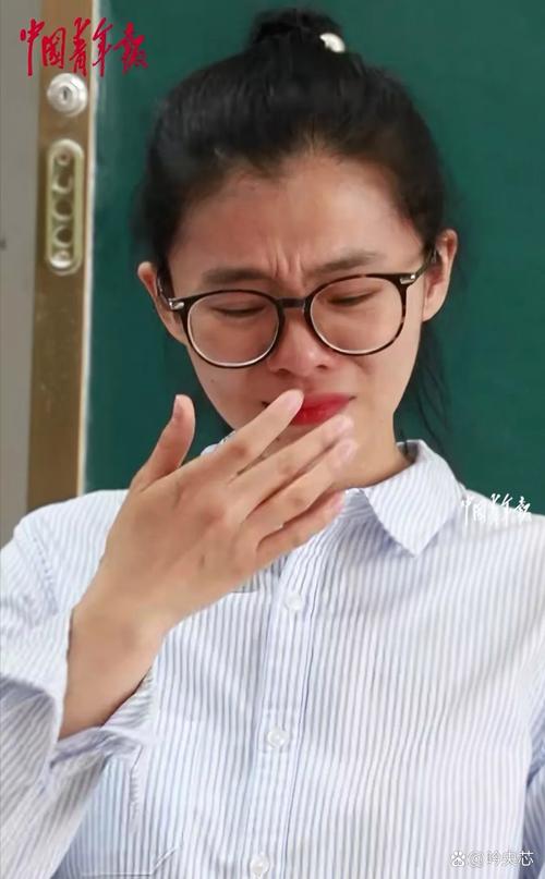 演讲忘词尴尬捂脸瞬间