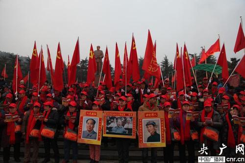 东方红广场毛主席像与游客