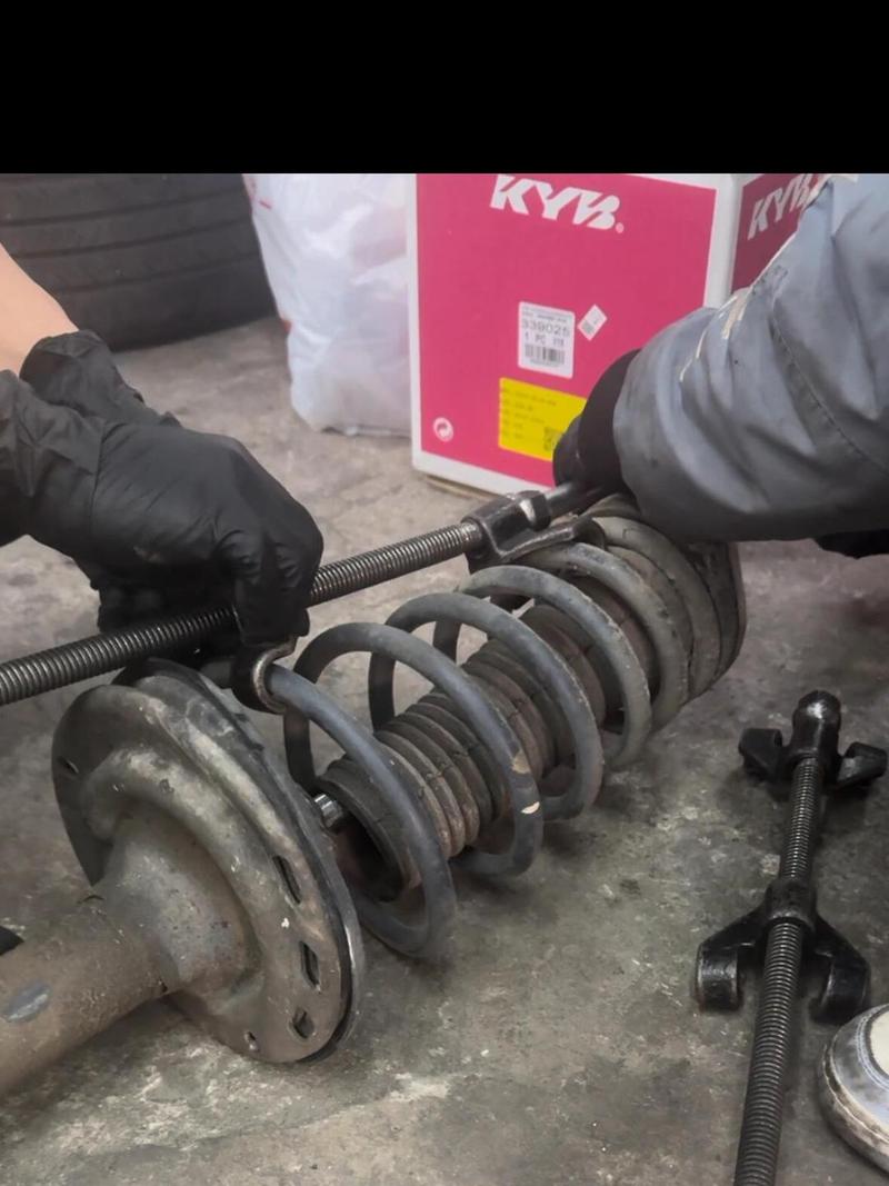 汽车修理店更换减震器时发现劣质产品特写