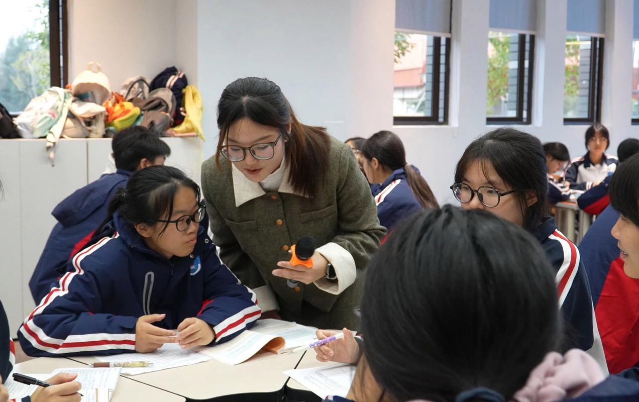 课堂上老师讲解信任案例学生讨论场景