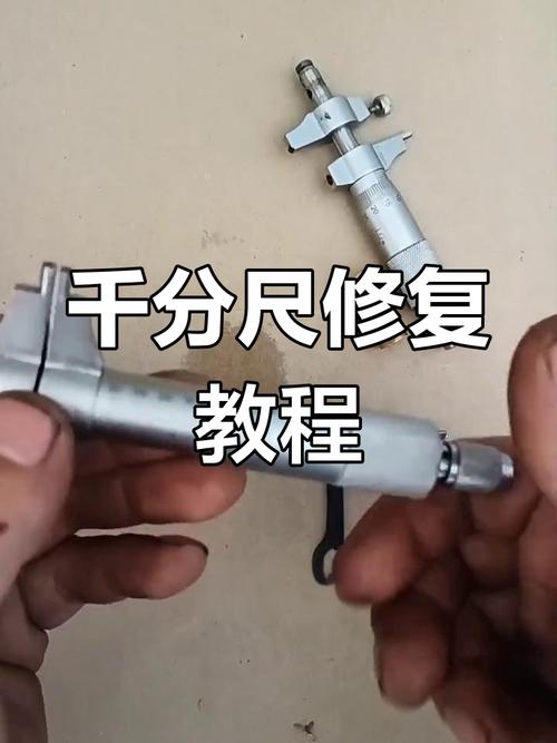 维修车间千分尺测量凸轮轴轴颈实操图