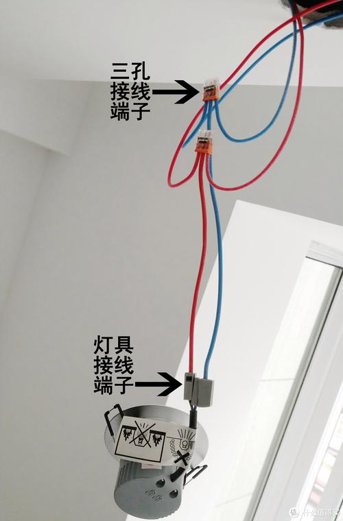 装修工人安装筒灯接线顺序示意图