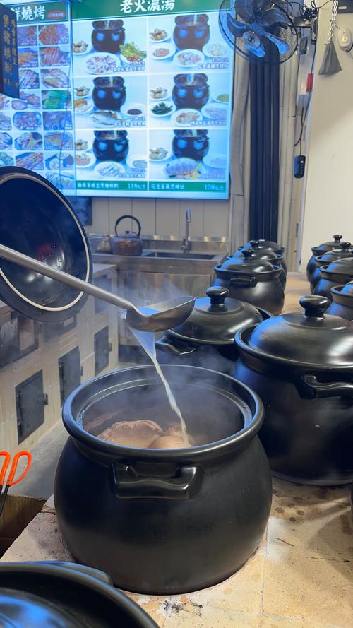 奶奶厨房老式砂锅慢炖老火汤蒸汽氤氲