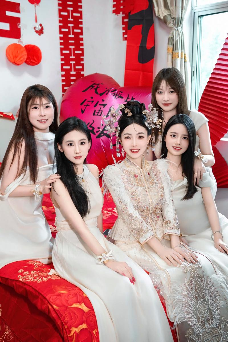 婚礼跟拍新娘化妆时与闺蜜互动花絮