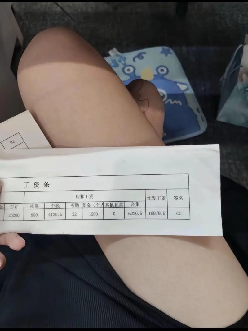 工厂工人在油腻的笔记本上书写优点存折记录