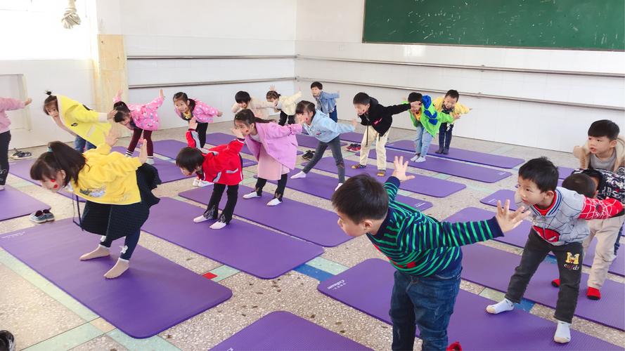 幼儿园小朋友集体做儿童瑜伽游戏图
