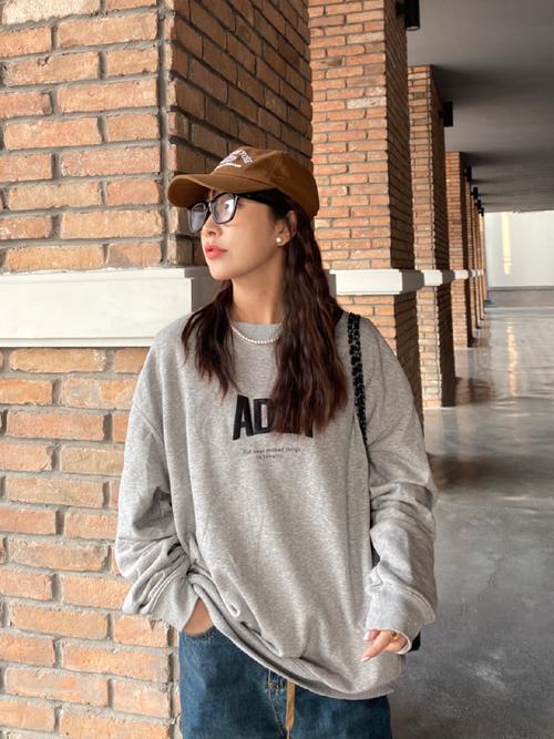 年轻女孩卫衣配巴洛克珍珠项链街拍