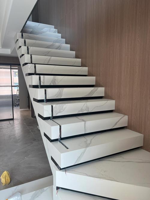 现代轻奢风格楼梯护墙板装饰效果