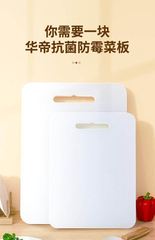 家庭厨房台面上摆放的两块贴有生熟标识的PE砧板实拍