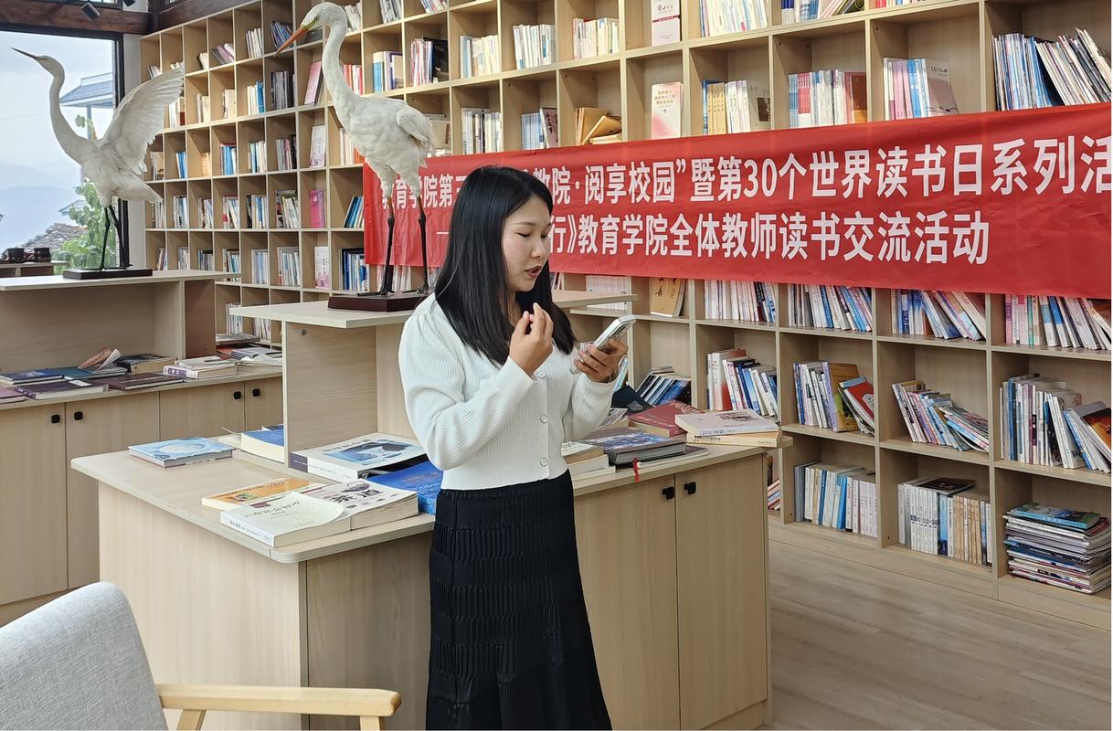 教师带领学生进行整本书阅读讨论会场景
