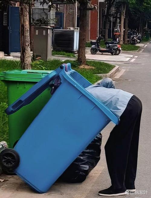 街头流浪汉翻找垃圾桶寻找可用物品