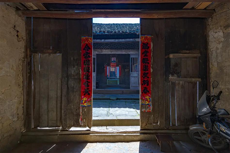 湖北南漳荆山山脚漳河边农家小院